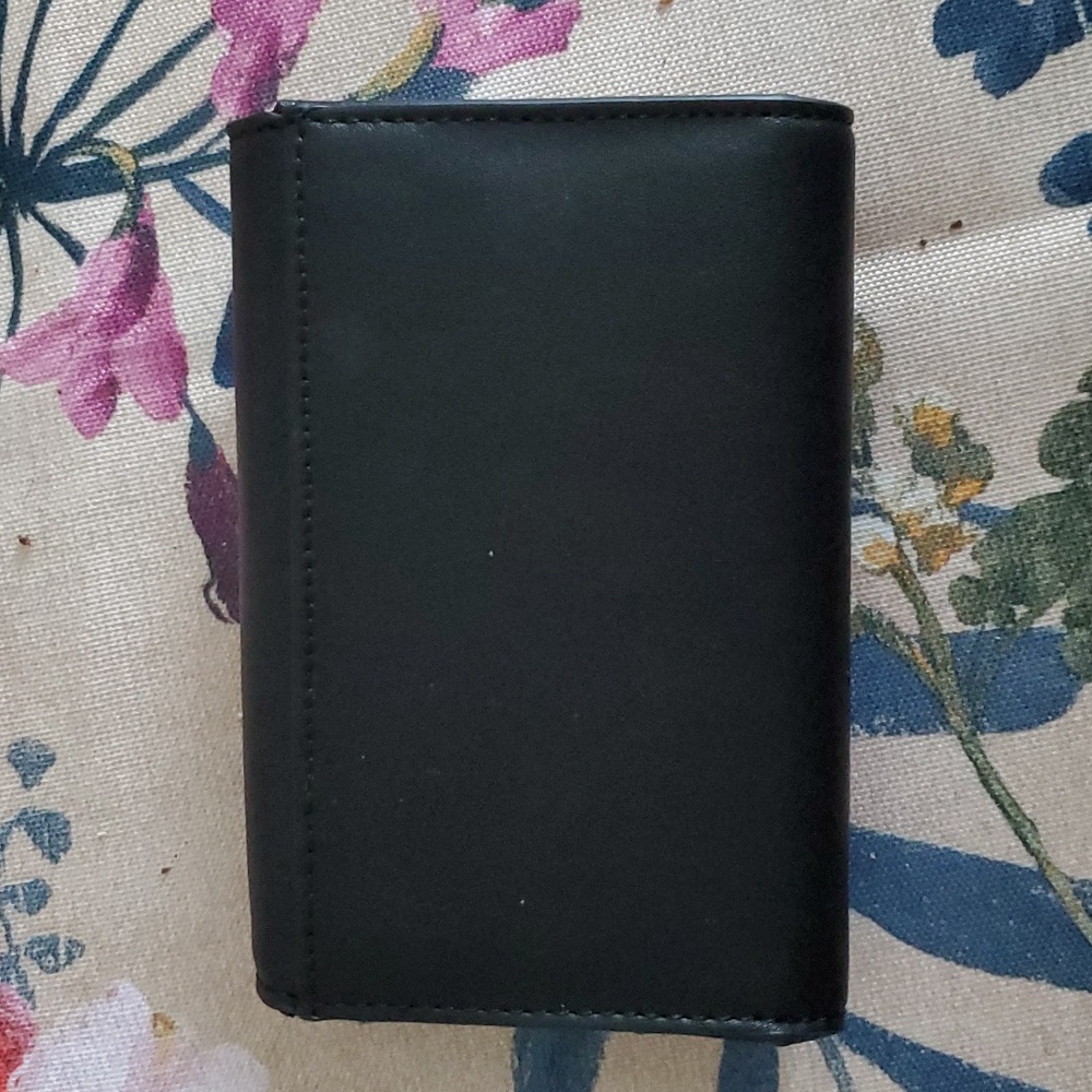 Guess Wallet - Picture 2 of 5